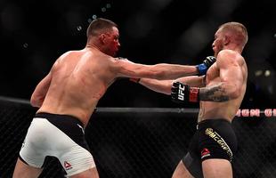 Nate Diaz vence Conor McGregor por finalizao na luta principal do UFC 196