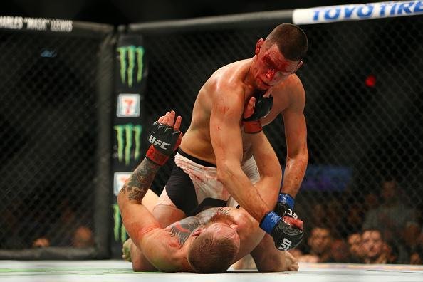 Nate Diaz vence Conor McGregor por finalizao na luta principal do UFC 196