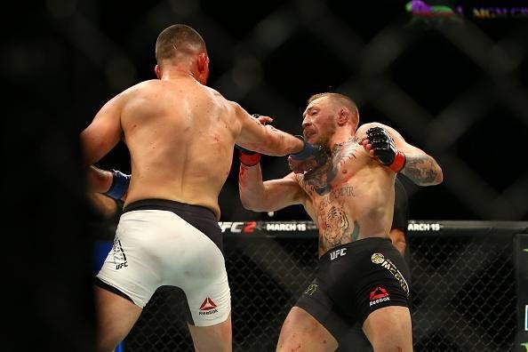 Nate Diaz vence Conor McGregor por finalizao na luta principal do UFC 196
