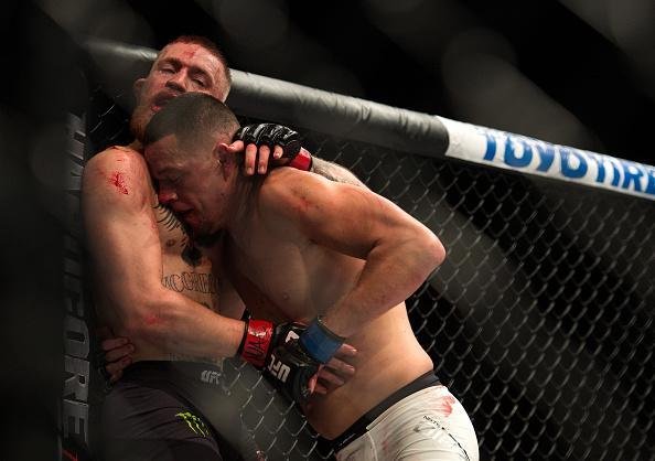 Nate Diaz vence Conor McGregor por finalizao na luta principal do UFC 196