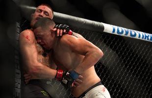 Nate Diaz vence Conor McGregor por finalizao na luta principal do UFC 196