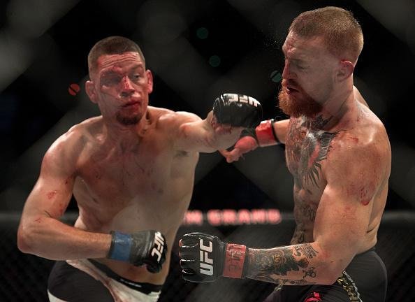 Nate Diaz vence Conor McGregor por finalizao na luta principal do UFC 196
