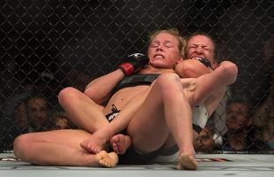 Miesha Tate finaliza Holly Holm com mata-leo, no quinto round, e conquista cinturo peso galo