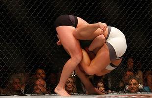 Miesha Tate finaliza Holly Holm com mata-leo, no quinto round, e conquista cinturo peso galo