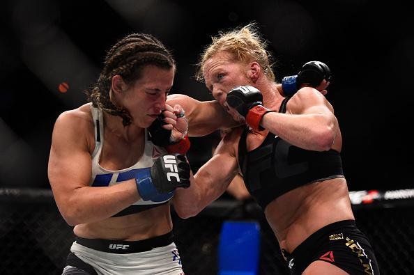 Miesha Tate finaliza Holly Holm com mata-leo, no quinto round, e conquista cinturo peso galo
