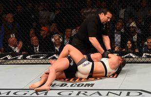 Miesha Tate finaliza Holly Holm com mata-leo, no quinto round, e conquista cinturo peso galo