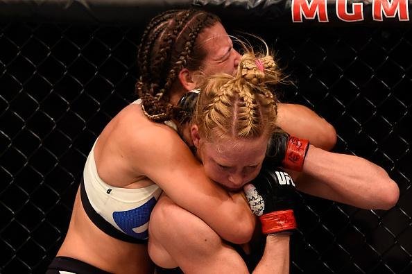 Miesha Tate finaliza Holly Holm com mata-leo, no quinto round, e conquista cinturo peso galo
