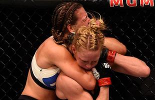 Miesha Tate finaliza Holly Holm com mata-leo, no quinto round, e conquista cinturo peso galo