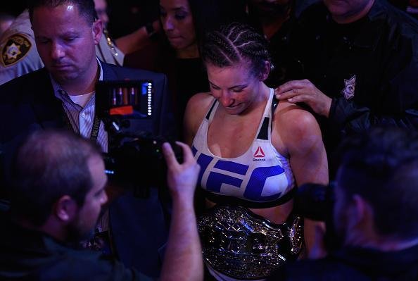 Miesha Tate finaliza Holly Holm com mata-leo, no quinto round, e conquista cinturo peso galo