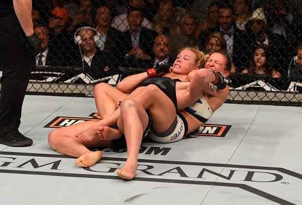 Miesha Tate finaliza Holly Holm com mata-leo, no quinto round, e conquista cinturo peso galo