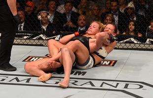 Miesha Tate finaliza Holly Holm com mata-leo, no quinto round, e conquista cinturo peso galo