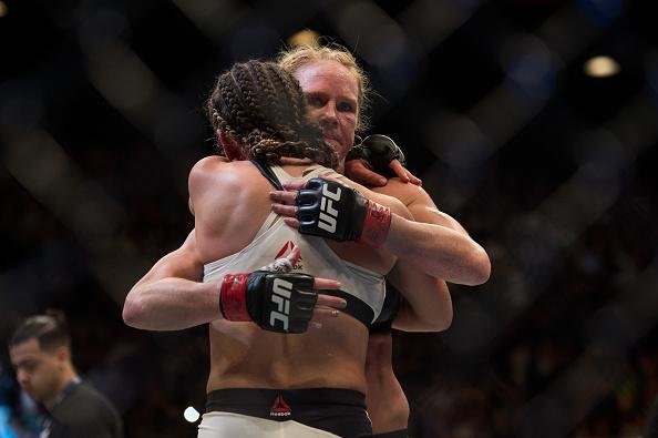 Miesha Tate finaliza Holly Holm com mata-leo, no quinto round, e conquista cinturo peso galo
