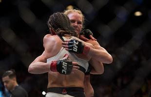 Miesha Tate finaliza Holly Holm com mata-leo, no quinto round, e conquista cinturo peso galo