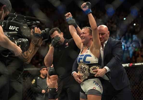 Miesha Tate finaliza Holly Holm com mata-leo, no quinto round, e conquista cinturo peso galo