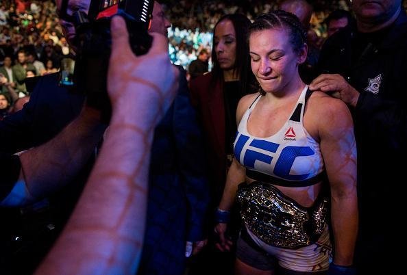 Miesha Tate finaliza Holly Holm com mata-leo, no quinto round, e conquista cinturo peso galo