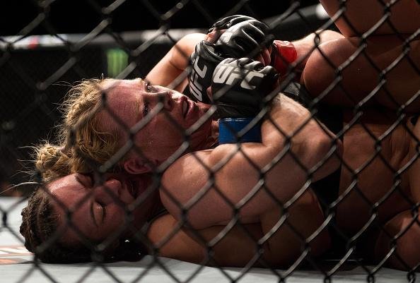 Miesha Tate finaliza Holly Holm com mata-leo, no quinto round, e conquista cinturo peso galo