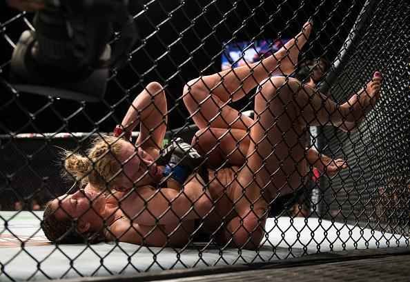 Miesha Tate finaliza Holly Holm com mata-leo, no quinto round, e conquista cinturo peso galo