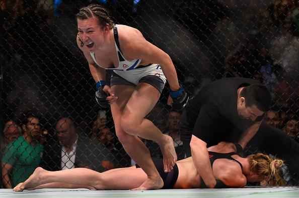 Miesha Tate finaliza Holly Holm com mata-leo, no quinto round, e conquista cinturo peso galo