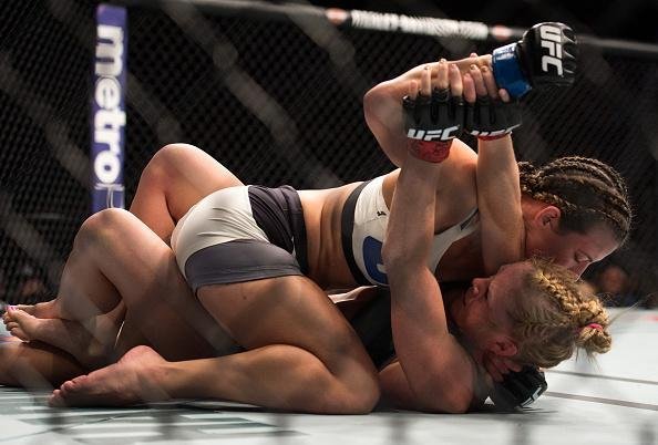 Miesha Tate finaliza Holly Holm com mata-leo, no quinto round, e conquista cinturo peso galo