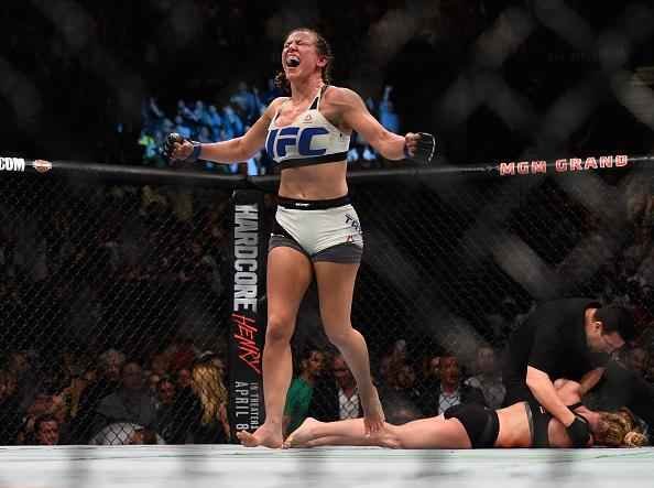 Miesha Tate finaliza Holly Holm com mata-leo, no quinto round, e conquista cinturo peso galo