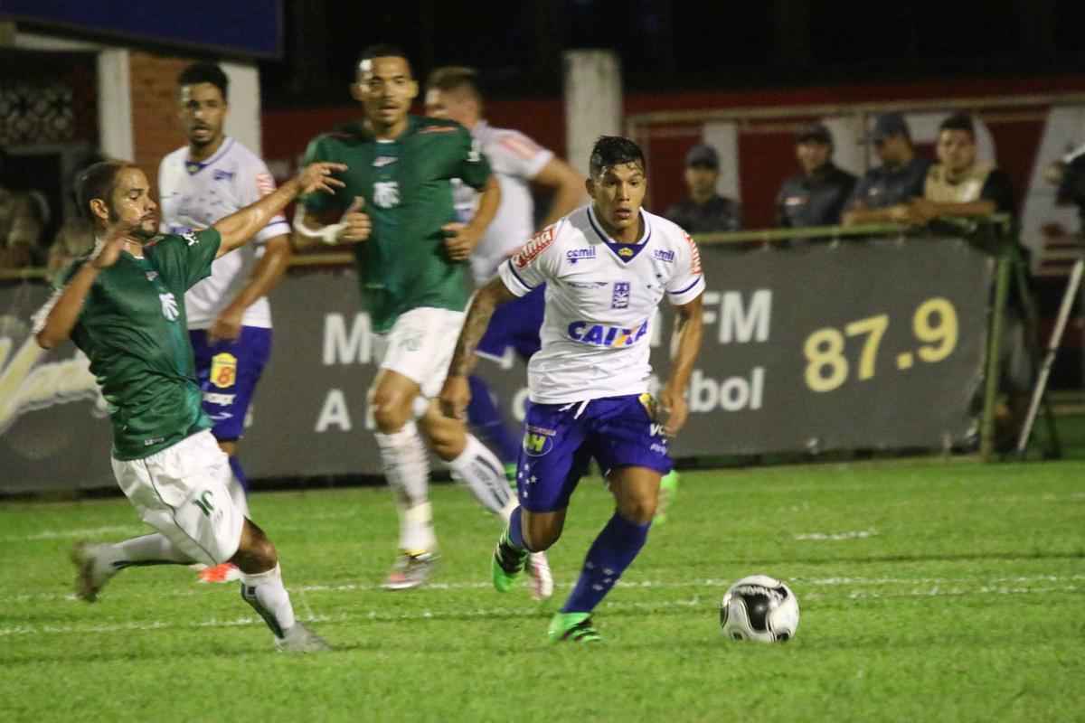 Lance da partida entre Caldense e Cruzeiro, em Poos de Caldas, pelo Campeonato Mineiro