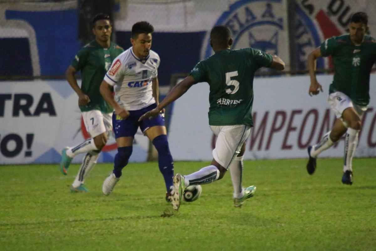 Lance da partida entre Caldense e Cruzeiro, em Poos de Caldas, pelo Campeonato Mineiro