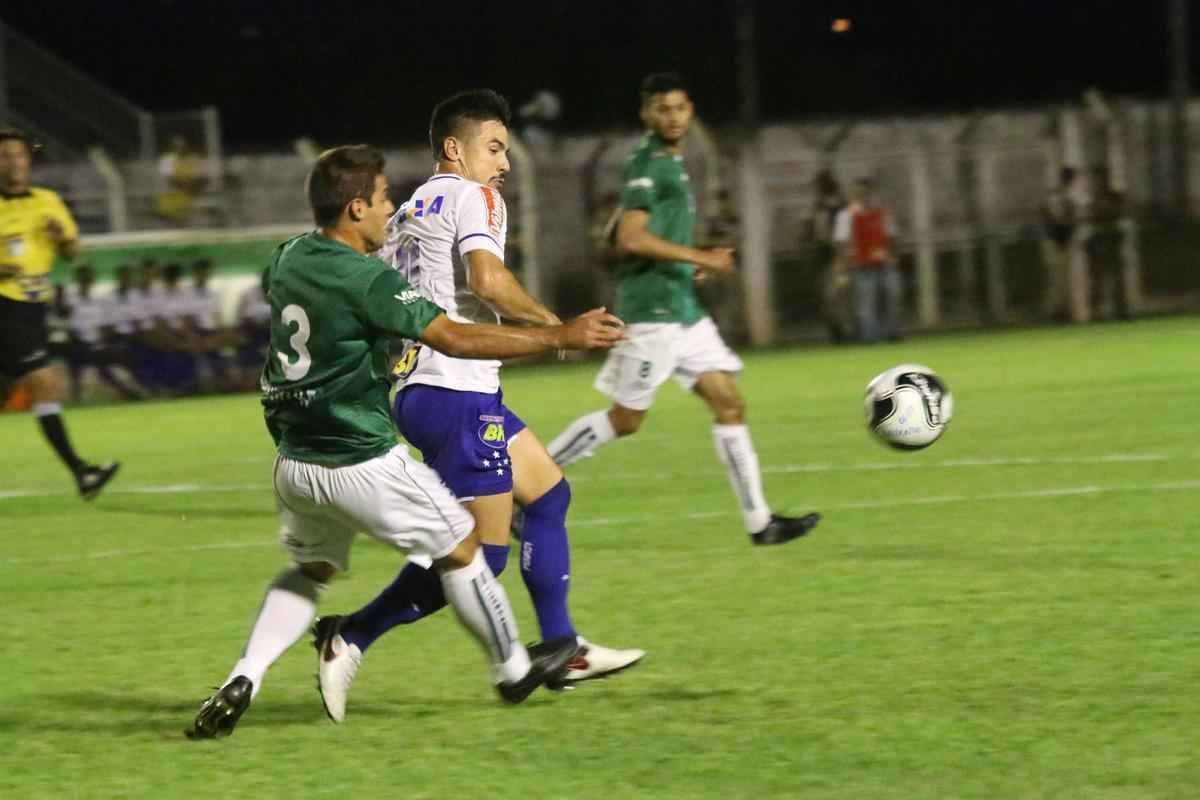 Lance da partida entre Caldense e Cruzeiro, em Poos de Caldas, pelo Campeonato Mineiro