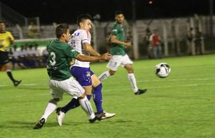 Lance da partida entre Caldense e Cruzeiro, em Poos de Caldas, pelo Campeonato Mineiro