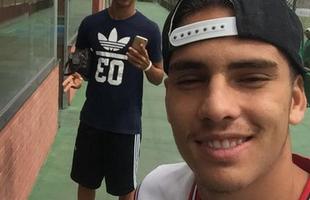 Vitinho Safado (bon) e Makton antes do treino no CT