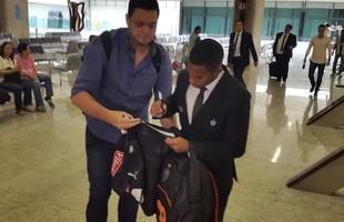 Jogadores do Atltico no Aeroporto Internacional de Confins durante embarque para o Chile