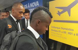 Jogadores do Atltico no Aeroporto Internacional de Confins durante embarque para o Chile