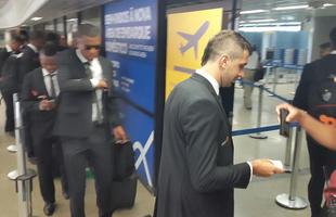 Jogadores do Atltico no Aeroporto Internacional de Confins durante embarque para o Chile