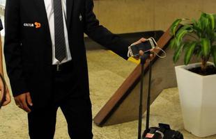 Jogadores do Atltico no Aeroporto Internacional de Confins durante embarque para o Chile