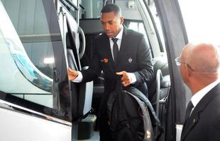 Jogadores do Atltico no Aeroporto Internacional de Confins durante embarque para o Chile