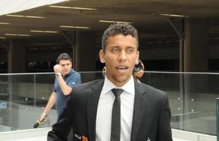 Jogadores do Atltico no Aeroporto Internacional de Confins durante embarque para o Chile