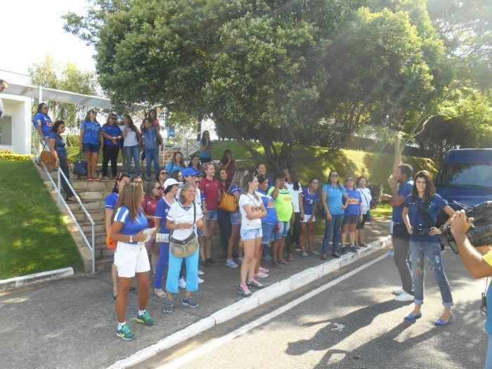 No Dia Internacional da Mulher, o Cruzeiro levou 50 scias do futebol para conhecer a Toca da Raposa II. Nesta tera-feira, as torcedoras foram recebidas com caf da tarde, ganharam produtos de beleza e aproveitaram para pegar autgrafos e tirar fotos com jogadores. Nesta quarta, o clube celeste levar mulheres em tratamento contra o cncer ao jogo contra o Atltico-PR, s 19h30, no Mineiro. Elas ficaro em um setor privilegiado do estdio.