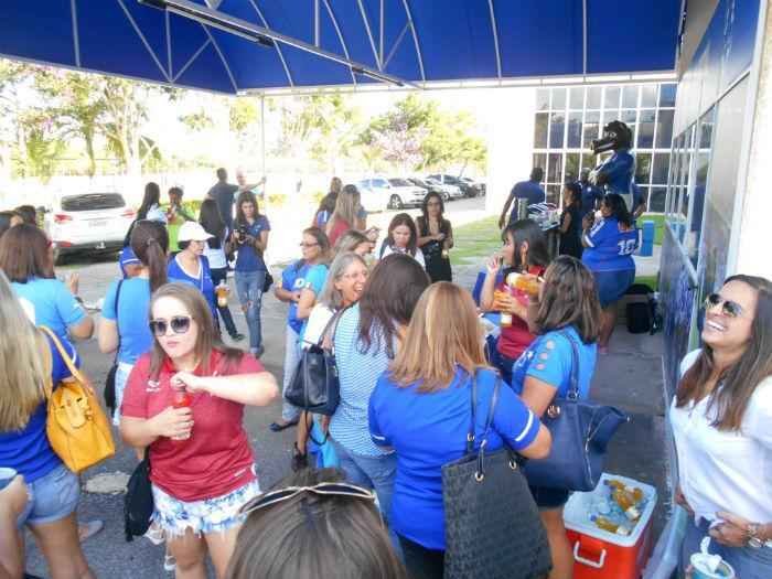No Dia Internacional da Mulher, o Cruzeiro levou 50 scias do futebol para conhecer a Toca da Raposa II. Nesta tera-feira, as torcedoras foram recebidas com caf da tarde, ganharam produtos de beleza e aproveitaram para pegar autgrafos e tirar fotos com jogadores. Nesta quarta, o clube celeste levar mulheres em tratamento contra o cncer ao jogo contra o Atltico-PR, s 19h30, no Mineiro. Elas ficaro em um setor privilegiado do estdio.