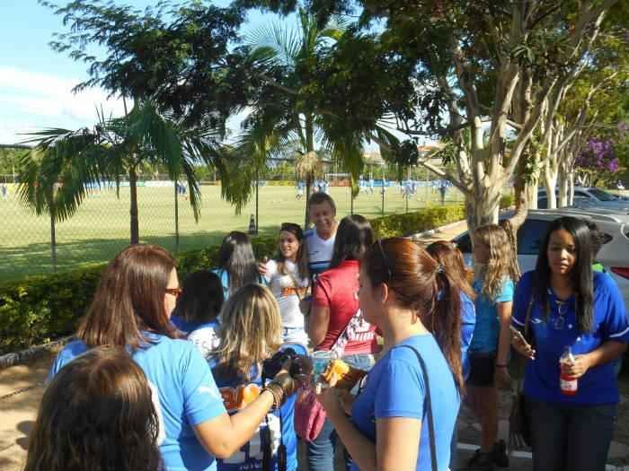 No Dia Internacional da Mulher, o Cruzeiro levou 50 scias do futebol para conhecer a Toca da Raposa II. Nesta tera-feira, as torcedoras foram recebidas com caf da tarde, ganharam produtos de beleza e aproveitaram para pegar autgrafos e tirar fotos com jogadores. Nesta quarta, o clube celeste levar mulheres em tratamento contra o cncer ao jogo contra o Atltico-PR, s 19h30, no Mineiro. Elas ficaro em um setor privilegiado do estdio.