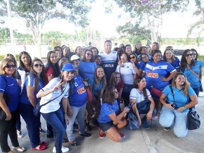 No Dia Internacional da Mulher, o Cruzeiro levou 50 scias do futebol para conhecer a Toca da Raposa II. Nesta tera-feira, as torcedoras foram recebidas com caf da tarde, ganharam produtos de beleza e aproveitaram para pegar autgrafos e tirar fotos com jogadores. Nesta quarta, o clube celeste levar mulheres em tratamento contra o cncer ao jogo contra o Atltico-PR, s 19h30, no Mineiro. Elas ficaro em um setor privilegiado do estdio.