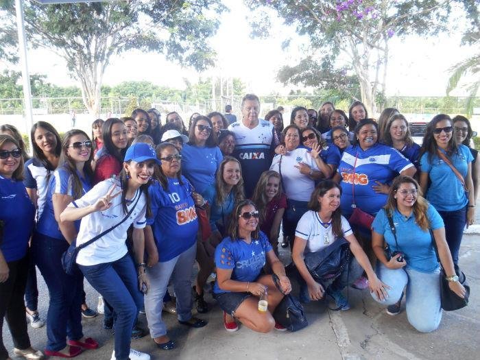 No Dia Internacional da Mulher, o Cruzeiro levou 50 scias do futebol para conhecer a Toca da Raposa II. Nesta tera-feira, as torcedoras foram recebidas com caf da tarde, ganharam produtos de beleza e aproveitaram para pegar autgrafos e tirar fotos com jogadores. Nesta quarta, o clube celeste levar mulheres em tratamento contra o cncer ao jogo contra o Atltico-PR, s 19h30, no Mineiro. Elas ficaro em um setor privilegiado do estdio.
