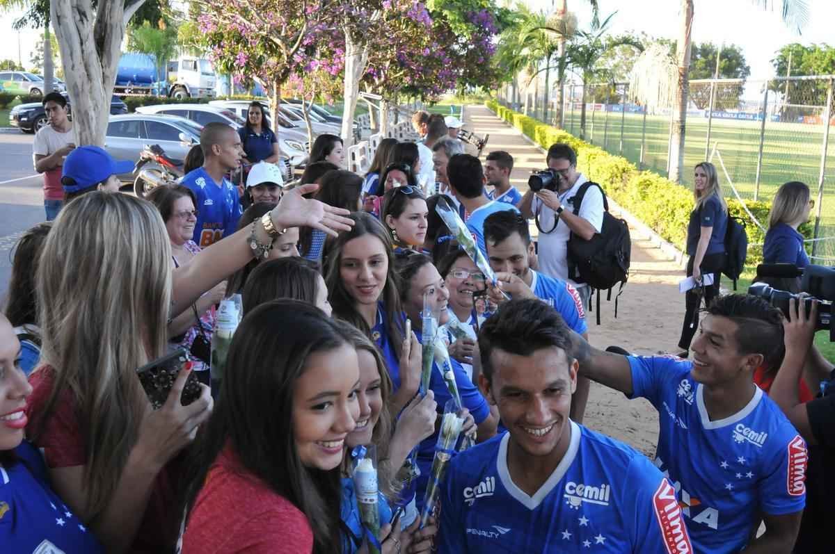 No Dia Internacional da Mulher, o Cruzeiro levou 50 scias do futebol para conhecer a Toca da Raposa II. Nesta tera-feira, as torcedoras foram recebidas com caf da tarde, ganharam produtos de beleza e aproveitaram para pegar autgrafos e tirar fotos com jogadores. Nesta quarta, o clube celeste levar mulheres em tratamento contra o cncer ao jogo contra o Atltico-PR, s 19h30, no Mineiro. Elas ficaro em um setor privilegiado do estdio.