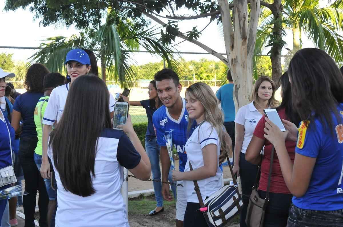 No Dia Internacional da Mulher, o Cruzeiro levou 50 scias do futebol para conhecer a Toca da Raposa II. Nesta tera-feira, as torcedoras foram recebidas com caf da tarde, ganharam produtos de beleza e aproveitaram para pegar autgrafos e tirar fotos com jogadores. Nesta quarta, o clube celeste levar mulheres em tratamento contra o cncer ao jogo contra o Atltico-PR, s 19h30, no Mineiro. Elas ficaro em um setor privilegiado do estdio.