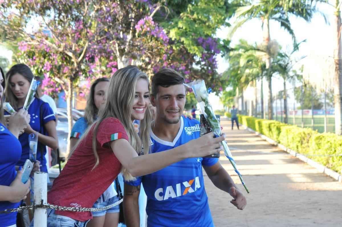 No Dia Internacional da Mulher, o Cruzeiro levou 50 scias do futebol para conhecer a Toca da Raposa II. Nesta tera-feira, as torcedoras foram recebidas com caf da tarde, ganharam produtos de beleza e aproveitaram para pegar autgrafos e tirar fotos com jogadores. Nesta quarta, o clube celeste levar mulheres em tratamento contra o cncer ao jogo contra o Atltico-PR, s 19h30, no Mineiro. Elas ficaro em um setor privilegiado do estdio.