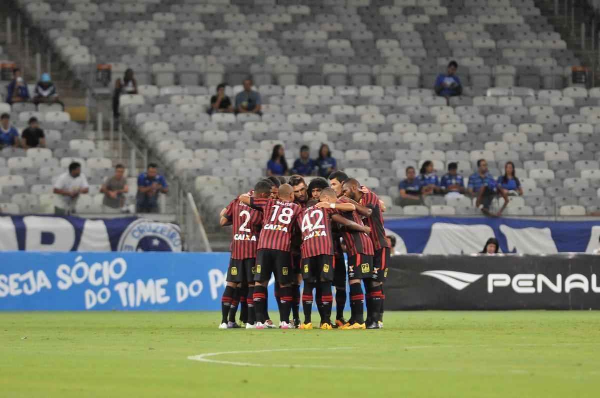 Cruzeiro e Atltico-PR jogaram no Mineiro pela terceira rodada do Grupo C da Primeira Liga