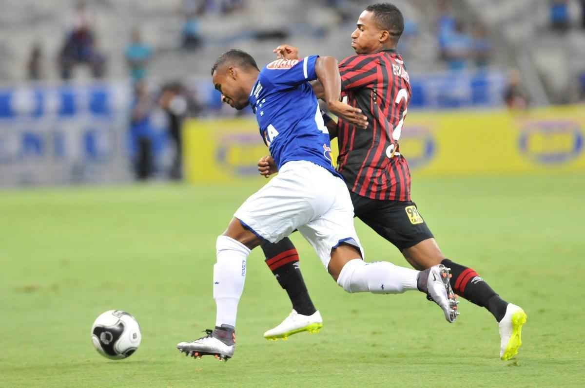 Cruzeiro e Atltico-PR jogaram no Mineiro pela terceira rodada do Grupo C da Primeira Liga