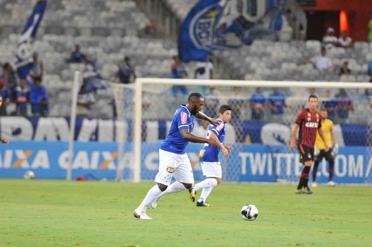 Cruzeiro e Atltico-PR jogaram no Mineiro pela terceira rodada do Grupo C da Primeira Liga