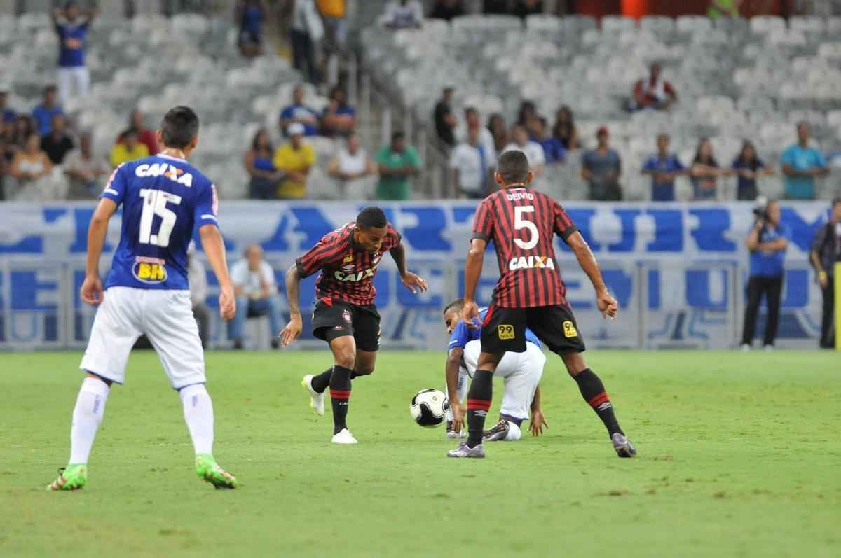 Cruzeiro e Atltico-PR jogaram no Mineiro pela terceira rodada do Grupo C da Primeira Liga