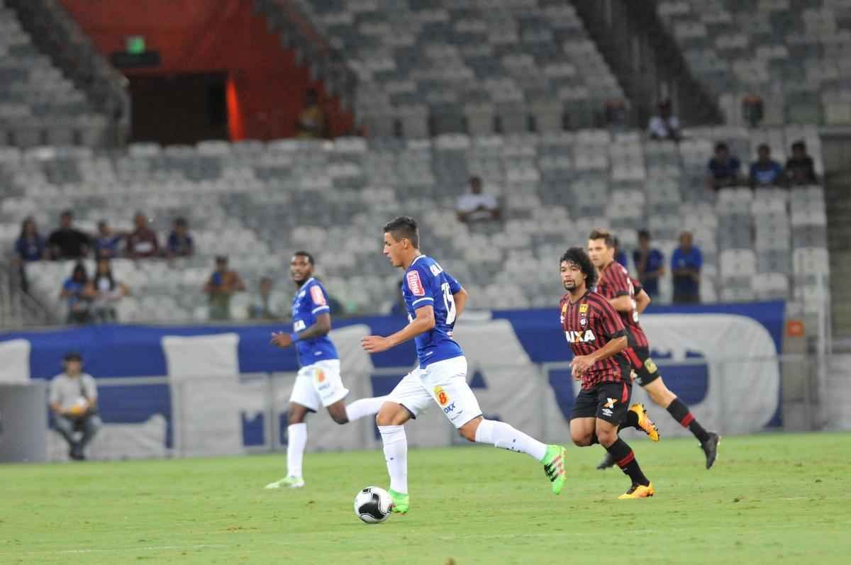 Cruzeiro e Atltico-PR jogaram no Mineiro pela terceira rodada do Grupo C da Primeira Liga