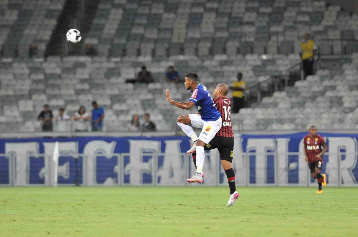 Cruzeiro e Atltico-PR jogaram no Mineiro pela terceira rodada do Grupo C da Primeira Liga