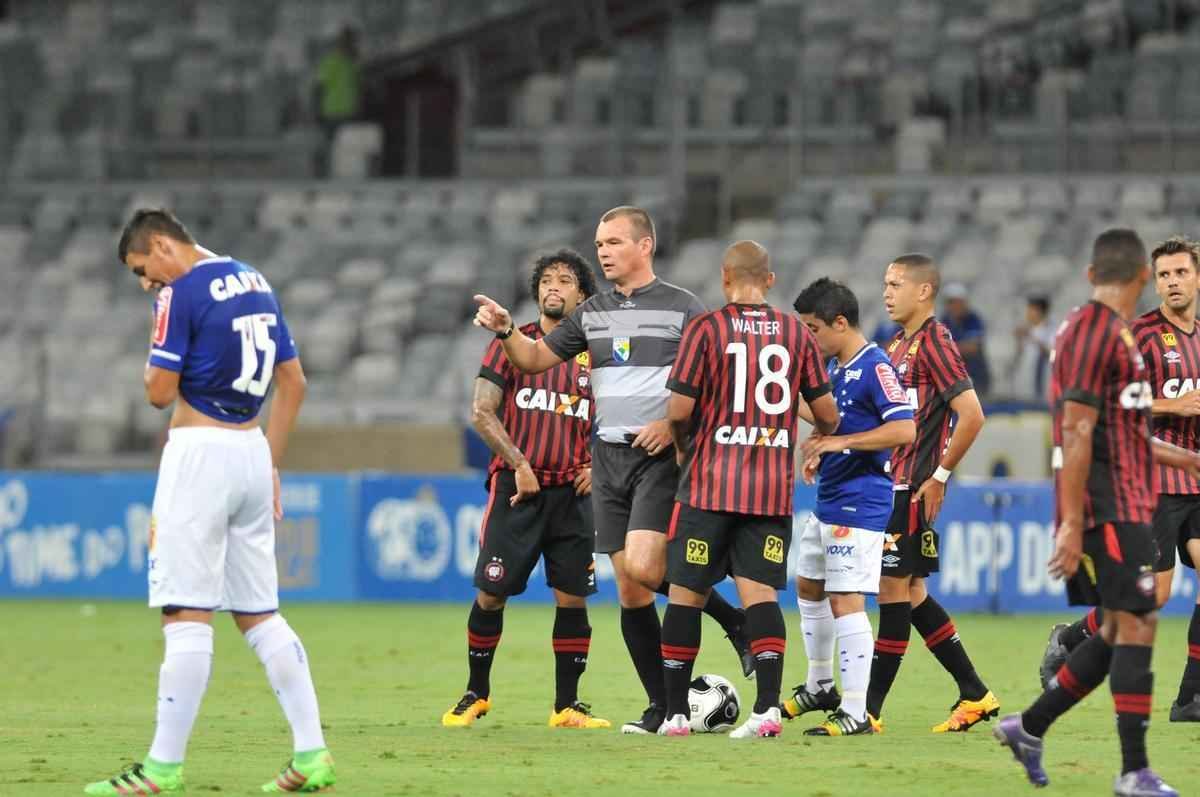 Cruzeiro e Atltico-PR jogaram no Mineiro pela terceira rodada do Grupo C da Primeira Liga